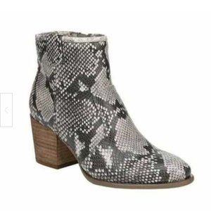 Carlos by Carlos Santana Lydia Snake Print Ankle Booties size 10